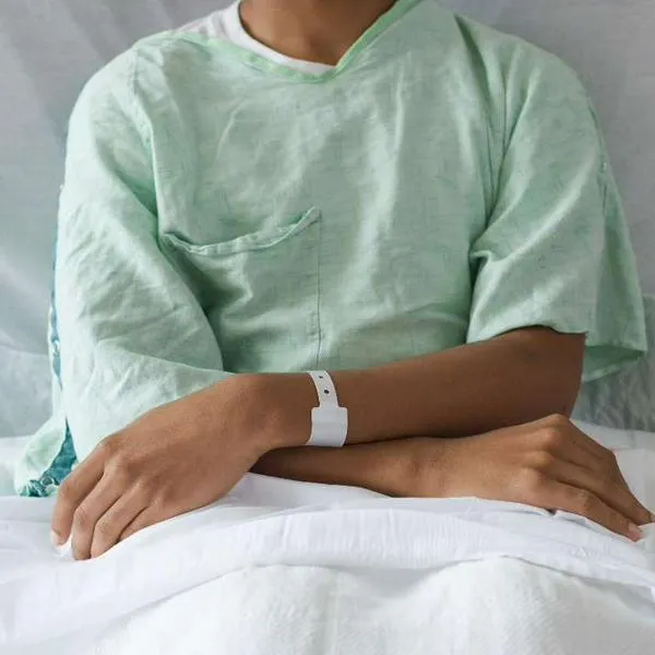 Foto de joven enfermo, en nota sobre cuál cáncer poco común aumenta entre jóvenes y por qué crece, según científica