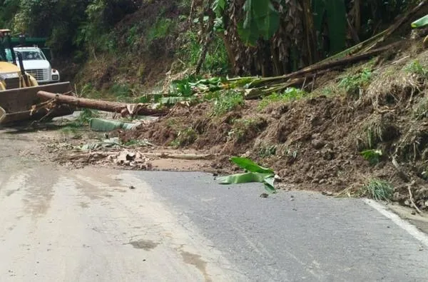 Viajes del fin de semana en Caldas: despejan derrumbe que tapó un carril, hay 23 vías cerradas y restringidas