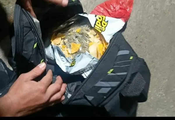 La Policía captura a dos hombres con 600 gramos de marihuana disfrazados de papas fritas en Manizales