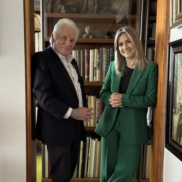 Vicky Dávila con Miguel Uribe Londoño, ambos precandidatos presidenciales para las elecciones de 2026
