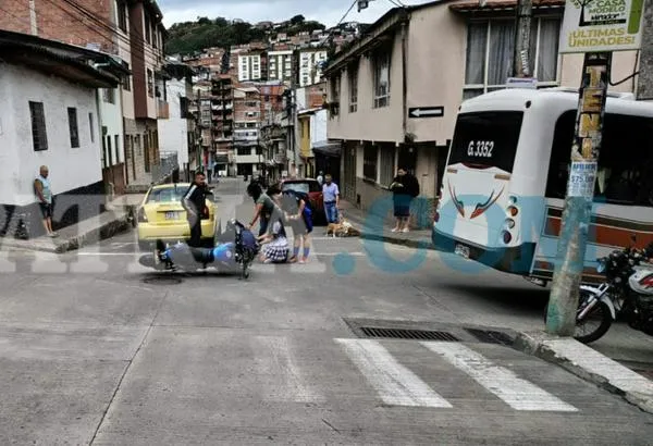 Reportan accidente entre moto y taxi, con un lesionado, en un cruce conocido por los accidentes