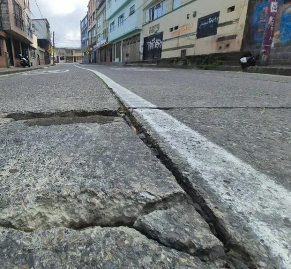 Habitantes del barrio El Sol de Manizales preocupados por hueco en la vía: ¿cuándo será reparado?