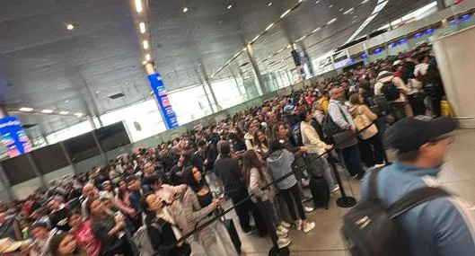 Foto de filas en El Dorado, en nota de por qué hay problema para pasajeros con Migración en El Dorado y Gobierno Petro