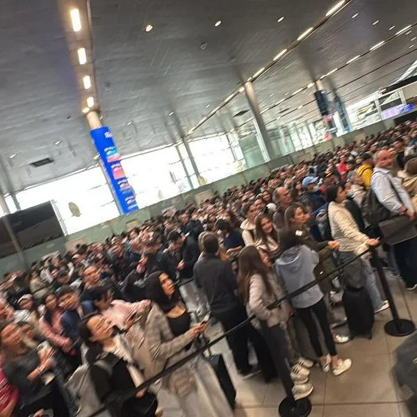 Foto de filas en El Dorado, en nota de por qué hay problema para pasajeros con Migración en El Dorado y Gobierno Petro