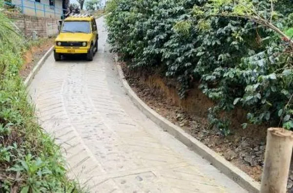 Caldas: 10 mujeres y 5 hombres se pusieron manos a la obra y le hicieron esta obra vial a una comunidad