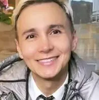 Foto de Mauricio Leal, en nota de cómo luce tumba de Mauricio Leal y señalan a famosa muy amiga de él por déspota