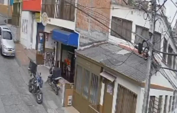 Video: un lesionado por choque de motocicleta y carro particular en concurrida calle de Manizales