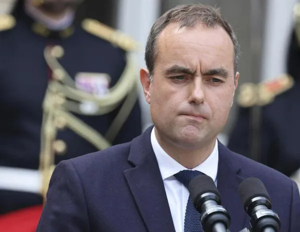 Francia: Dimite el primer ministro a horas de anunciar su nuevo gabinete