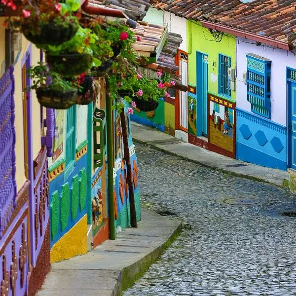 Foto de Guatapé, en nota de cómo es el pueblo de los zócalos en Colombia, cerca a Medellín, y qué planes hay