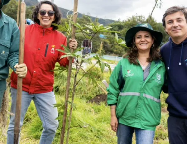 Lagos de Torca en Bogotá se llena de vida con la plantación de 100 nuevos árboles 
