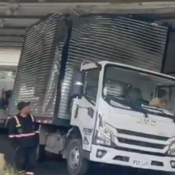Así quedó el camión que quedó atrapado debajo de un puente de la Autopista Norte de Bogotá