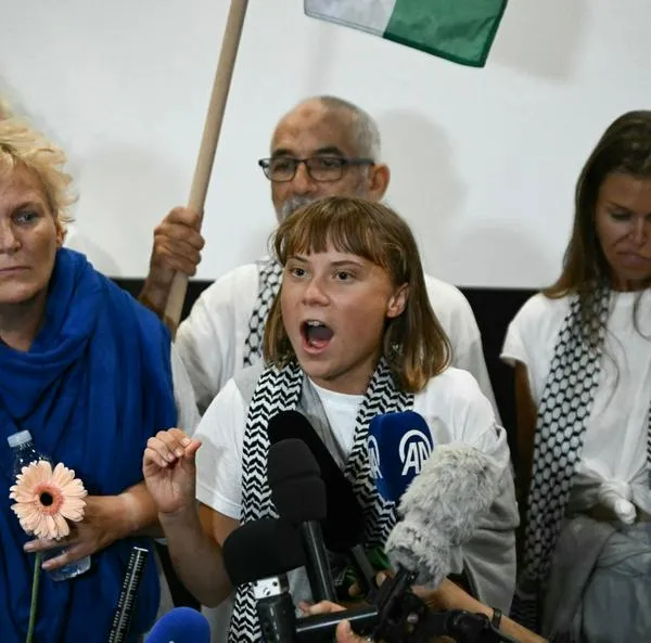 Swedish climate campaigner Greta Thunberg (C) delivers remarks upon arrival alongside activists who were sailing aboard vessels from the Gaza-bound aid flotilla before being stopped and detained by Israeli forces, greeted by a crowd of supporters, at the arrivals area of Athens International Airport on October 6, 2025. Greece's foreign ministry said 161 nationals from 16 European countries landed in Athens on Ocotber 6, 2025, after being expelled by Israel for taking part in a Gaza aid flotilla.
Israel on Monday deported more activists who were on the flotilla bound for the devastated Palestinian territory, including Swedish climate campaigner Greta Thunberg.
Israel deportó a Greta Thunberg y a 170 activistas de flotilla Global Sumud