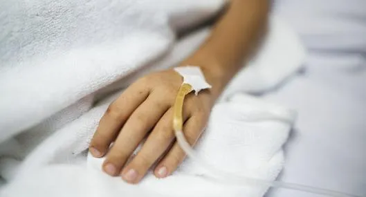 Versión de mamá de niña que murió tras caer de piso 10 en Bogotá