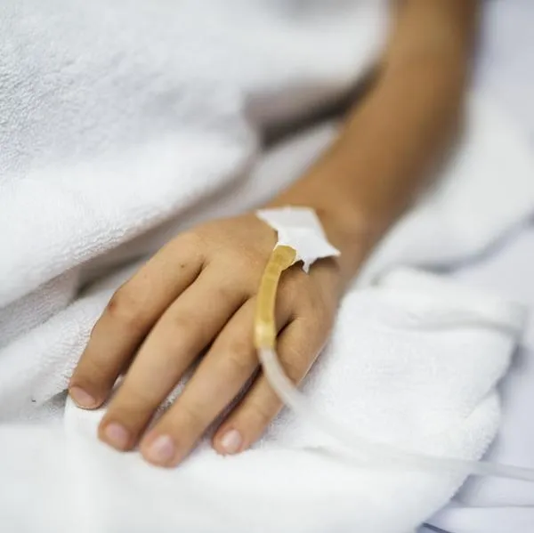 Versión de mamá de niña que murió tras caer de piso 10 en Bogotá