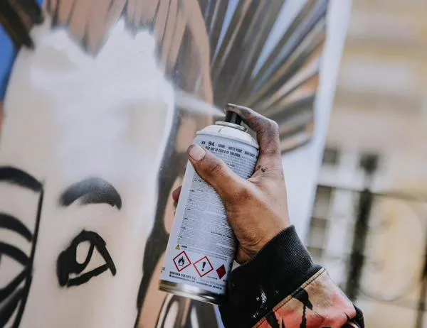 Explora cómo el grafiti transforma el arte sacro en la histórica Iglesia San Ignacio 