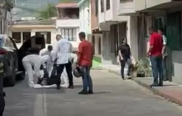 Encuentran a hombre sin vida dentro de una carro: esto es lo que se sabe
