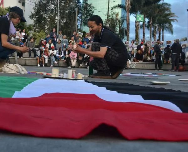 Video: plantón en Manizales, con banderas de Palestina arropan una plazoleta, se reúnen decenas de ciudadanos