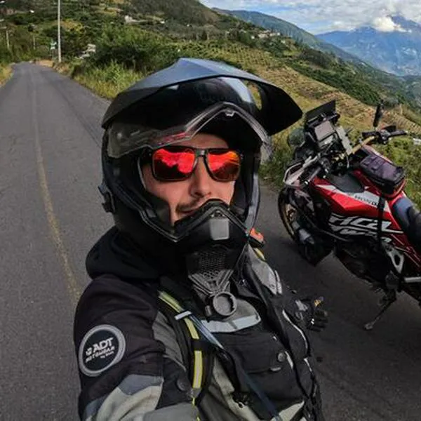 Daniel Cabrera, 'influencer' bogotano que recorre el mundo en su moto, fue víctima de un millonario robo