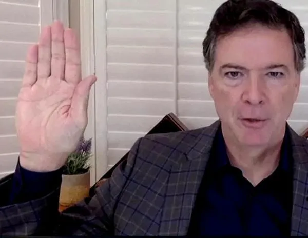 Exjefe del FBI James Comey se declara inocente en un caso del Departamento de Justicia impulsado por Trump