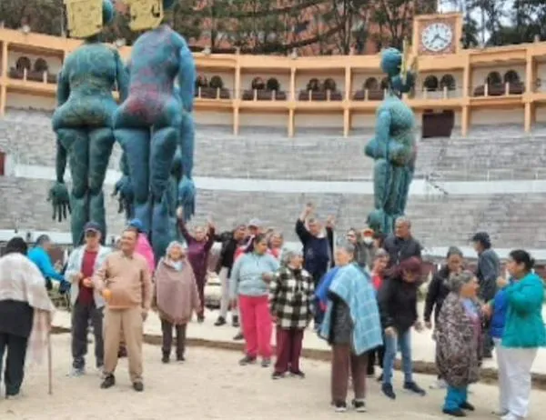 Personas mayores de 60 años recorren los escenarios de la Bienal Internacional de Arte y Ciudad BOG25 