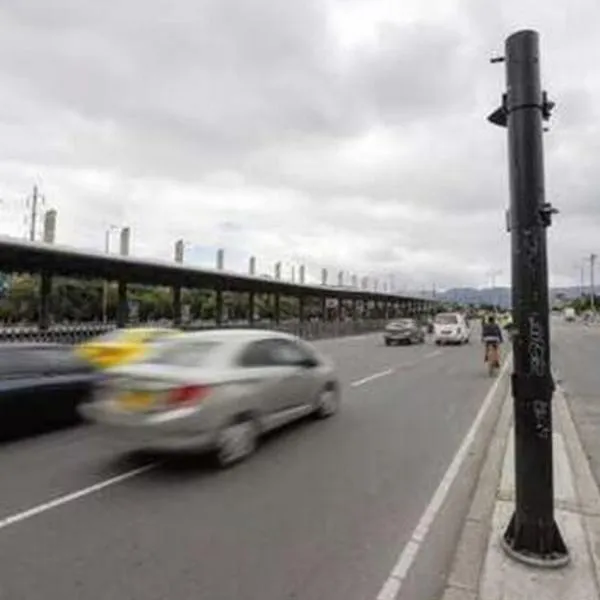 Estas son las tres cámaras de fotomultas que más comparendos ponen a conductores de carros y motos en Bogotá, según reveló concejal.