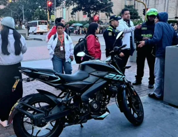 20 comparendos a conductores en Operación Espacio Público contra mal parqueo en Bogotá 