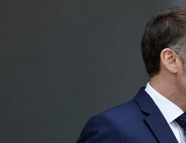 Día decisivo en Francia: Macron convoca a partidos políticos; se cumple plazo autoimpuesto para nombrar un nuevo premier