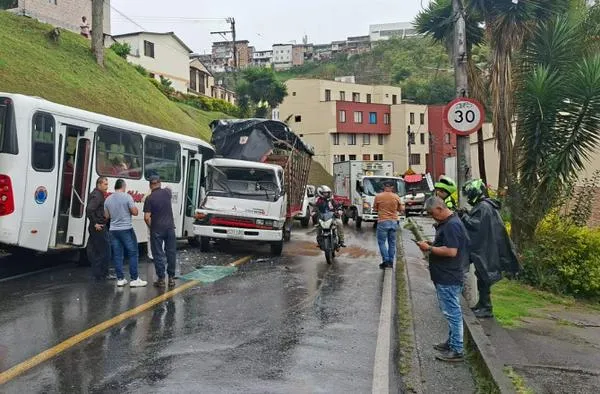 Bus y camión chocan en vía de Manizales: cinco lesionados