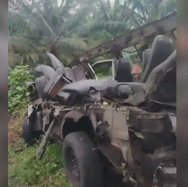 Video del grave accidente en el que camión aplastó bus en Nariño
