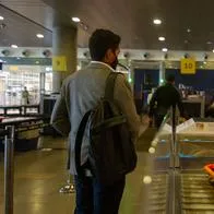 Foto de pasajero con equipaje, en nota de que American Airlines hizo cambio en equipaje de mano en Colombia y más, con medidas