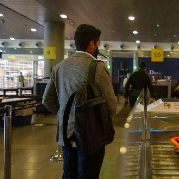 Foto de pasajero con equipaje, en nota de que American Airlines hizo cambio en equipaje de mano en Colombia y más, con medidas