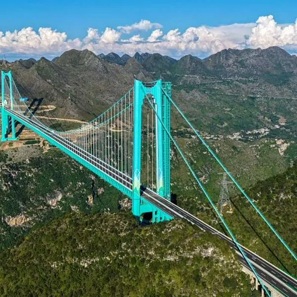 Foto de Huajiang Grand Canyon Bridge, en nota de cómo es el puente más alto del mundo, el doble del edificio más alto de Colombia