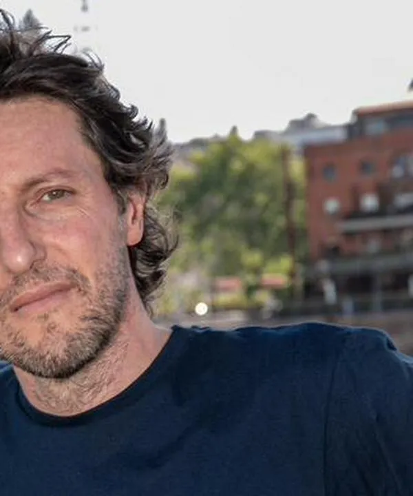 “Me gusta el extrañamiento que va erosionando, como agua que gotea, las defensas de la racionalidad”: Alan Talevi