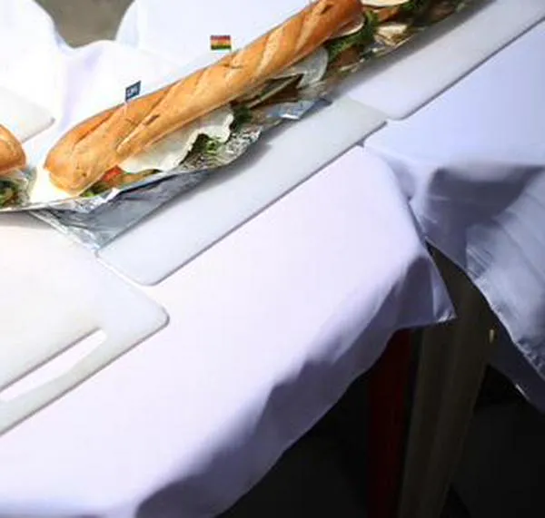 Bolivia elabora un sándwich de huevo con más de 100 metros de largo 