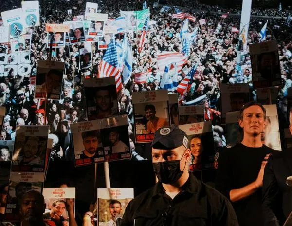 La plaza de los Rehenes de Tel Aviv aclama a los emisarios de Donald Trump