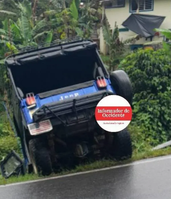 Caldas: 9 personas se salvaron de caer a un abismo en un campero