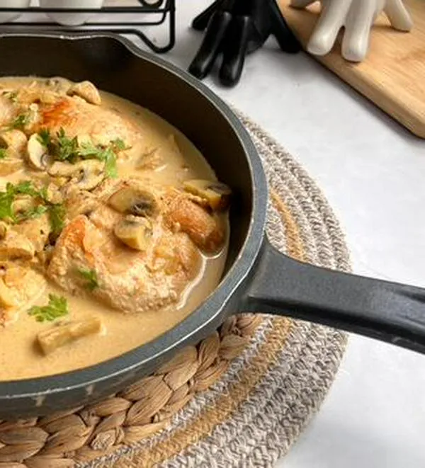 Fácil y rápida para este domingo: así es la receta del pollo stroganoff
