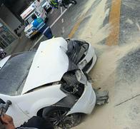 Perdió el control del carro y terminó contra baranda y semáforo en Manizales 