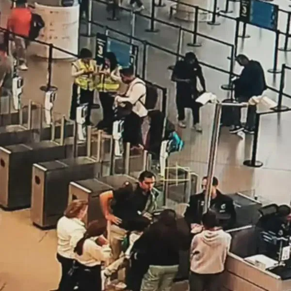 Condenan a funcionaria de Migración por sobornos