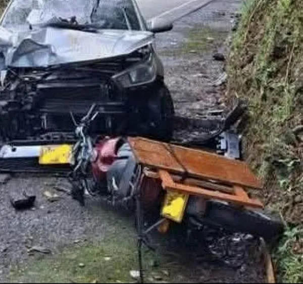 Murió motociclista tras choque contra carro en Caldas: su pasajera está delicada