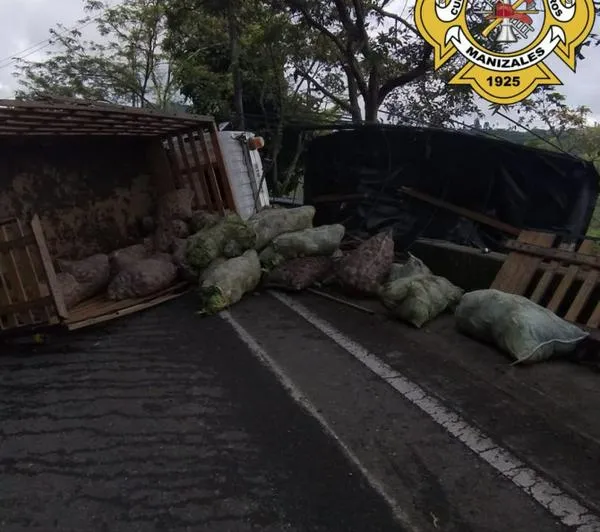 Se volcó un camión cargado, en la vía Manizales-Pereira, tener precaución al transitar por este tramo