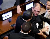 Así fueron expulsados dos diputados israelíes tras interrumpir discurso de Trump al grito de "terrorista"
