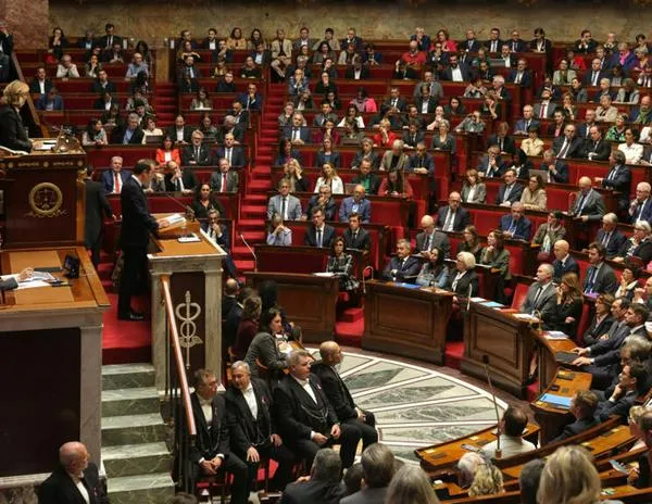 Francia: el primer ministro propone suspender la reforma de pensiones hasta 2028
