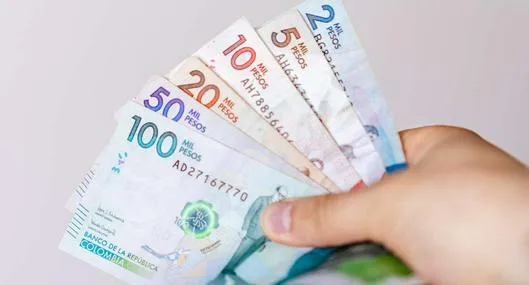 Foto de dinero colombiano, en nota de cómo invertir en fiduciaria en Colombia desde $30.000, muy rentable y millonario
