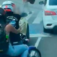 Momento en el que un ladrón en Cali dispara su arma contra un carro