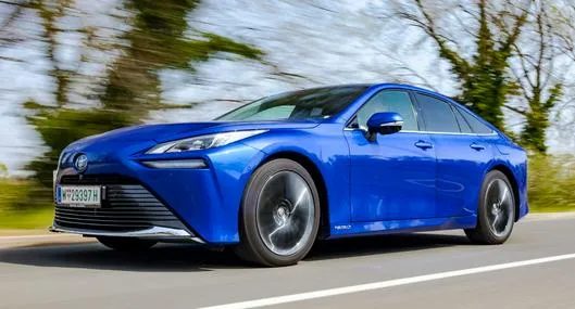 Toyota prepara el lanzamiento de carros eléctricos con baterías de estado sólido, que cargan más rápido, duran más y prometen mayor autonomía.