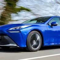 Toyota prepara el lanzamiento de carros eléctricos con baterías de estado sólido, que cargan más rápido, duran más y prometen mayor autonomía.