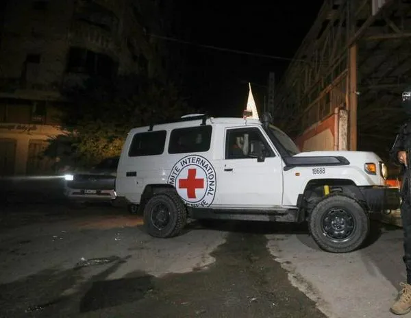 Hamás entrega otros cuatro cadáveres a Israel, que reabre el paso fronterizo de Rafah