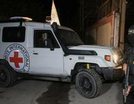 Israel afirma que uno de los cuerpos entregados por Hamás no es un rehén; algunos camiones con ayuda cruzan a Gaza