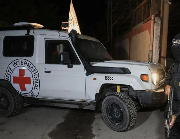 Israel afirma que uno de los cuerpos entregados por Hamás no es un rehén; algunos camiones con ayuda cruzan a Gaza
